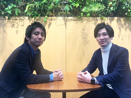 サイト運営を行う藤本勇人部長（写真右）と藤井和也部長（同左）